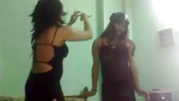 ونسا نوجوان وسوسه انگیز لباس هایش را در می آورد و بدن سکسی را رقص سیکسی عربی به نمایش می گذارد