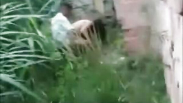 جوجه سینه تخت می شود بیدمشک خیس خود را در حمام سایت سکسی عربی فاک
