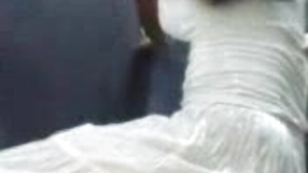 جوجه شاخدار با الاغ آویزان جنیفر دارک سوار یک خروس سیاه و عربی سکسی ویدیو سفید می شود